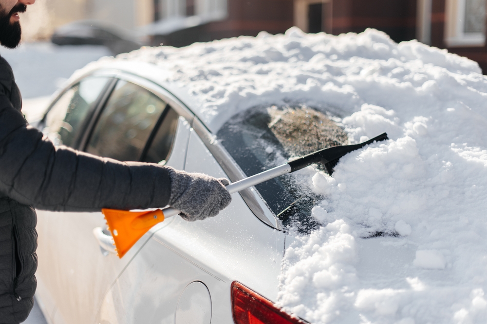 Auto na zasneženej ceste – dôležitosť správnej zimnej výbavy pre bezpečnú jazdu.